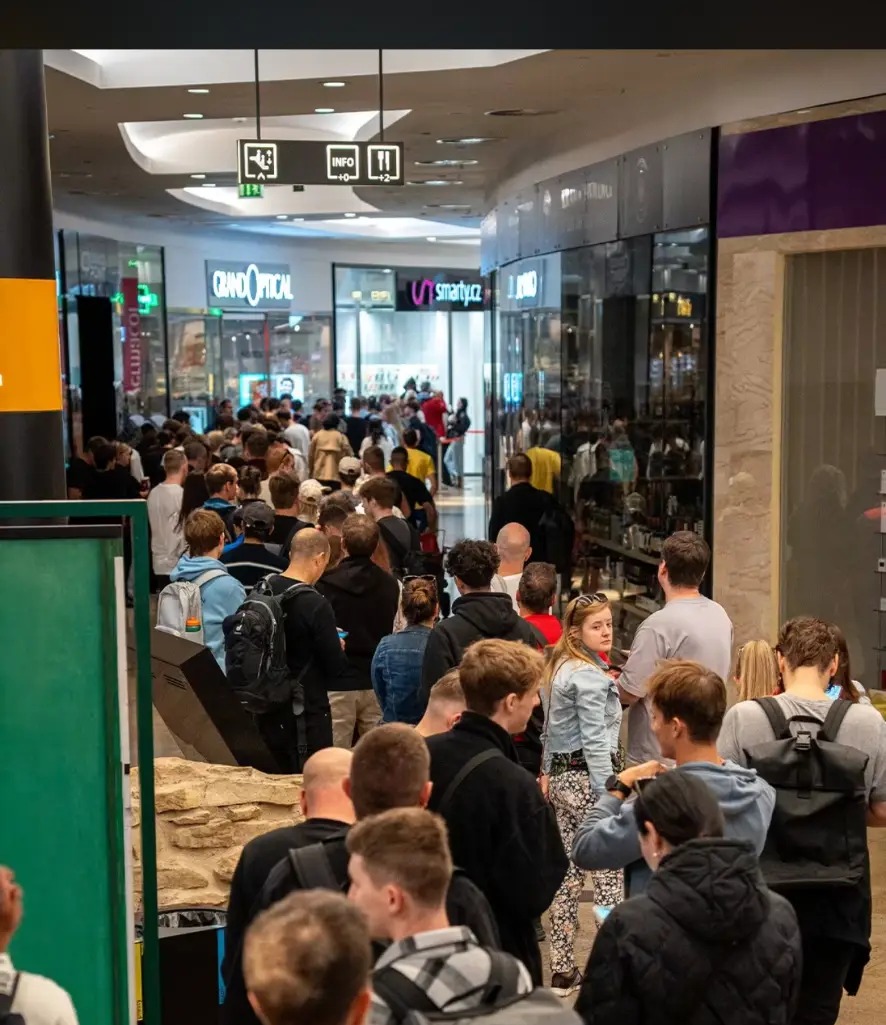 Dlouhá fronta fanoušků Pokémon TCG v obchodním centru před prodejnou Smarty.cz